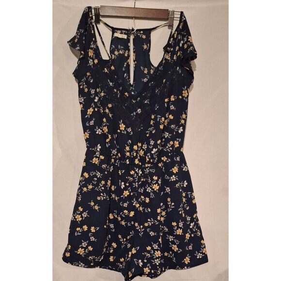 Maurices Womens Boho Crochet Cold Shoulder Floral Romper Size Medium Lined - Picture 1 of 4